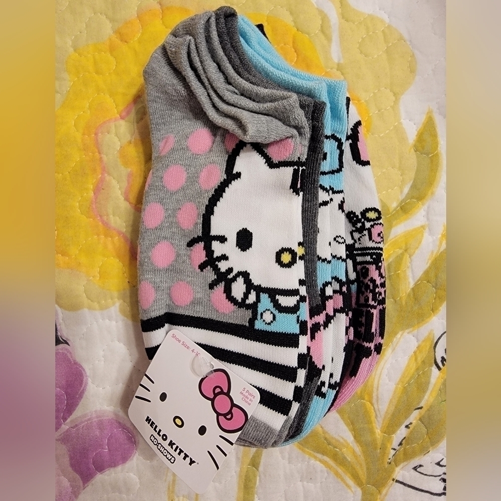 NWT 5 Pairs of Ladies Hello Kitty Socks